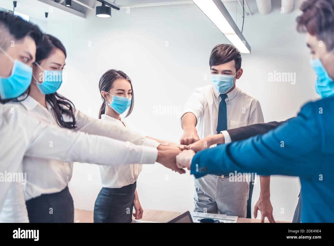 Group of people wearing mask hi-res stock photography and images - Alamy