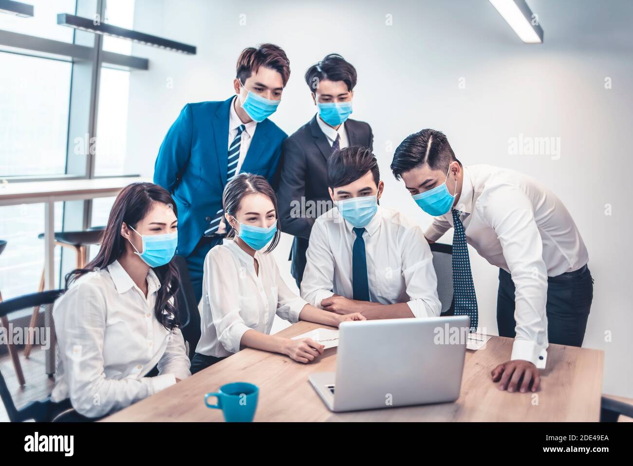 Group of people wearing mask hi-res stock photography and images - Alamy