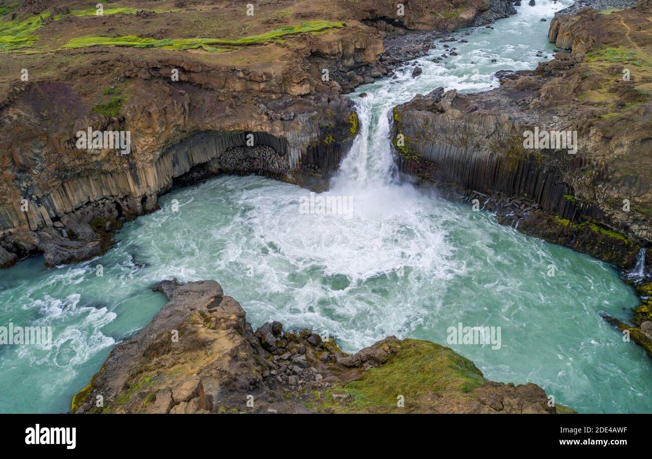 Turquoise waterfall plunges into canyon over volcanic basalt columns, Aldeyarfoss, Pingeyjarsveit, Norourland eystra, Iceland Stock Photo