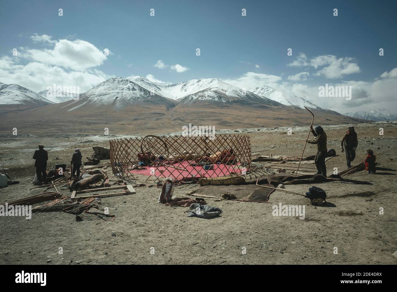 Four men dismantling a yurt, nomadic Kyrgyz, barren plateau of Bozai Gumbaz, Wakhan Corridor, Badakhshan, Afghanistan Stock Photo