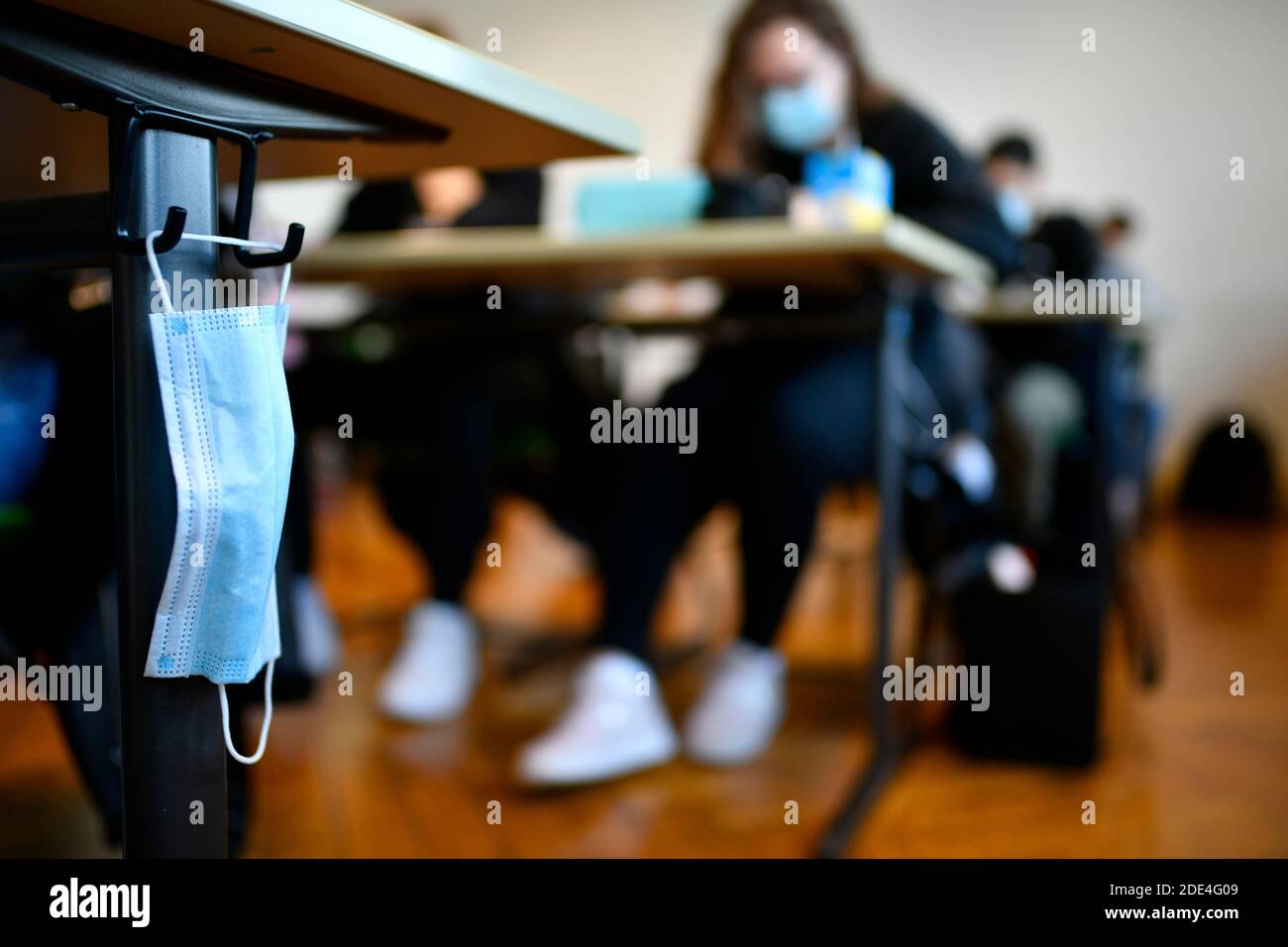 Face mask hangs on school desk, classroom instruction, corona crisis, Stuttgart, Baden-Wuerttemberg, Germany Stock Photo