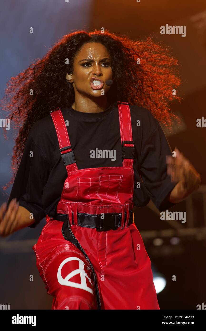 Popular show hi-res stock photography and images - Alamy
