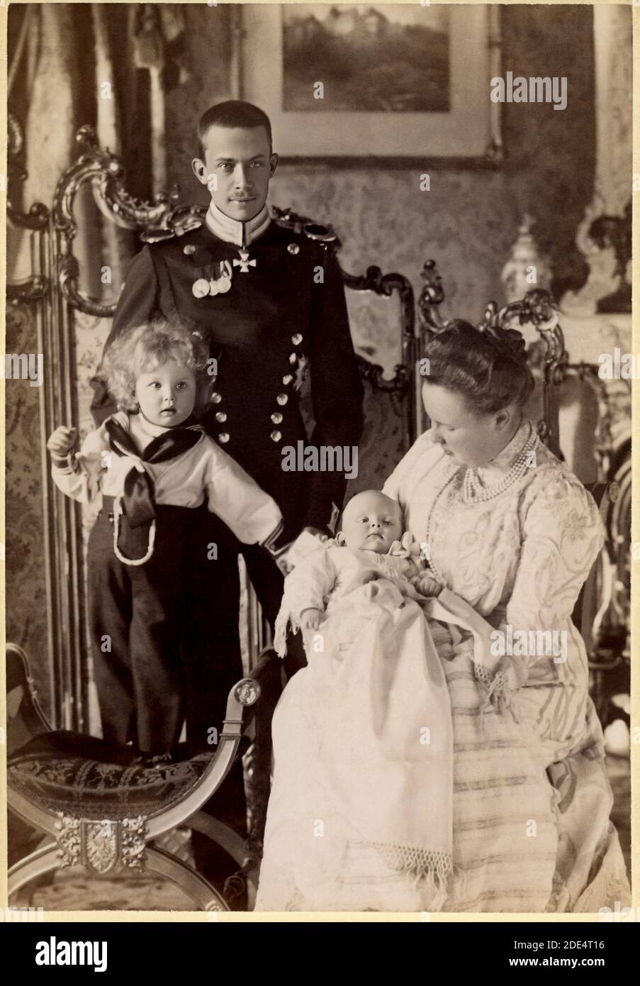 1902 , april, Potsdam , Prussia , GERMANY : The german prince Wilhelm FRIEDRICH Hermann Otto Von WIED ( 1872 - 1945 ) with wife PAULINE Von WURTTEMBERG ( 1877 - 1965 ) and sons: HERMANN ( 1899 - 1941, later married with counteess Maria Antonia Zu Stilberg-Wernigerode ) and DIETRICH ( 1901 - 1976 , later married with countess Julie Grote ) . Wilhelm Friedrich was the son of Wilhelm Adolph von WIED ( 1845 - 1907 ) and the princess of Holland  Marie Wilhelmine Van ORANGE NASSAU DIETZ ( 1841 - 1910 ), daughter of Friedrich I Orange-Nassau-Dietz OF NETHERLANDS and Louise of Prussia ( 1808 - 1870 ), Stock Photo