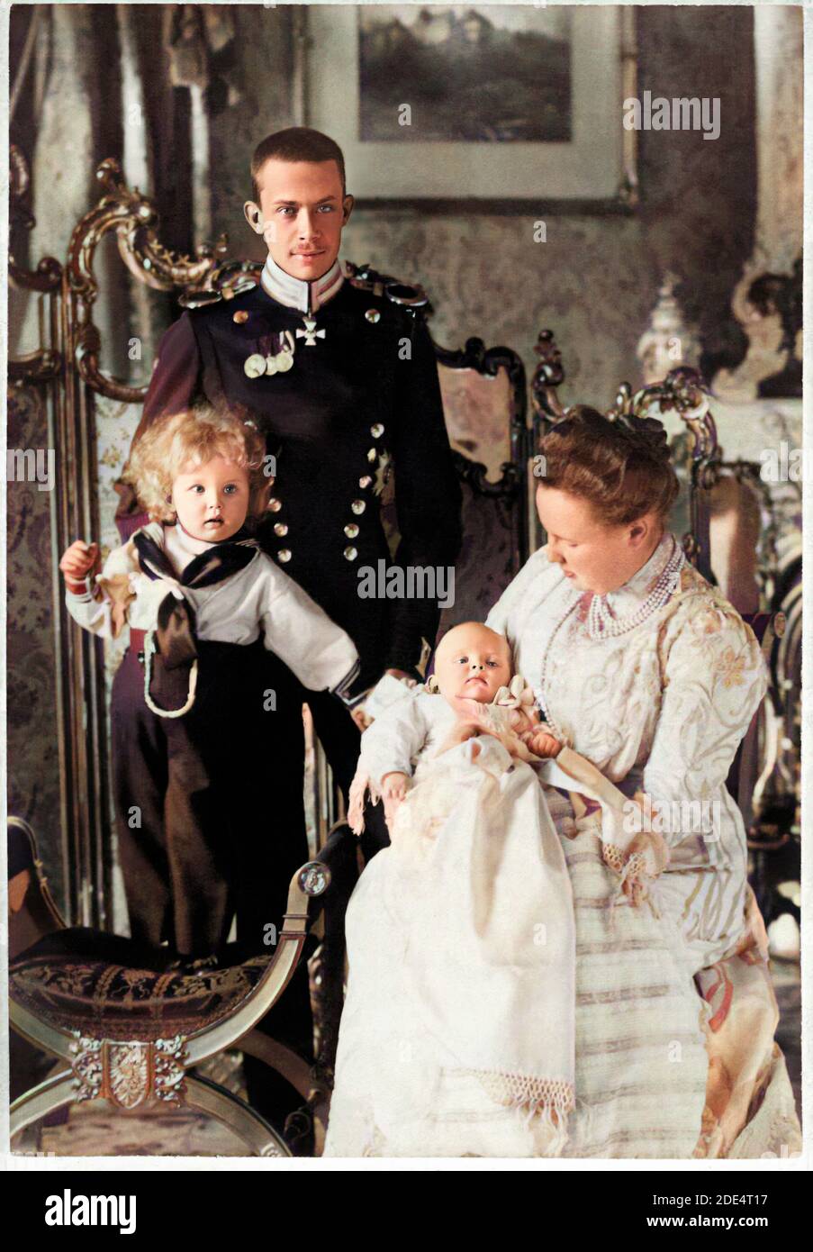 1902 , april, Potsdam , Prussia , GERMANY : The german prince Wilhelm FRIEDRICH Hermann Otto Von WIED ( 1872 - 1945 ) with wife PAULINE Von WURTTEMBERG ( 1877 - 1965 ) and sons: HERMANN ( 1899 - 1941, later married with counteess Maria Antonia Zu Stilberg-Wernigerode ) and DIETRICH ( 1901 - 1976 , later married with countess Julie Grote ) . Wilhelm Friedrich was the son of Wilhelm Adolph von WIED ( 1845 - 1907 ) and the princess of Holland  Marie Wilhelmine Van ORANGE NASSAU DIETZ ( 1841 - 1910 ), daughter of Friedrich I Orange-Nassau-Dietz OF NETHERLANDS and Louise of Prussia ( 1808 - 1870 ), Stock Photo