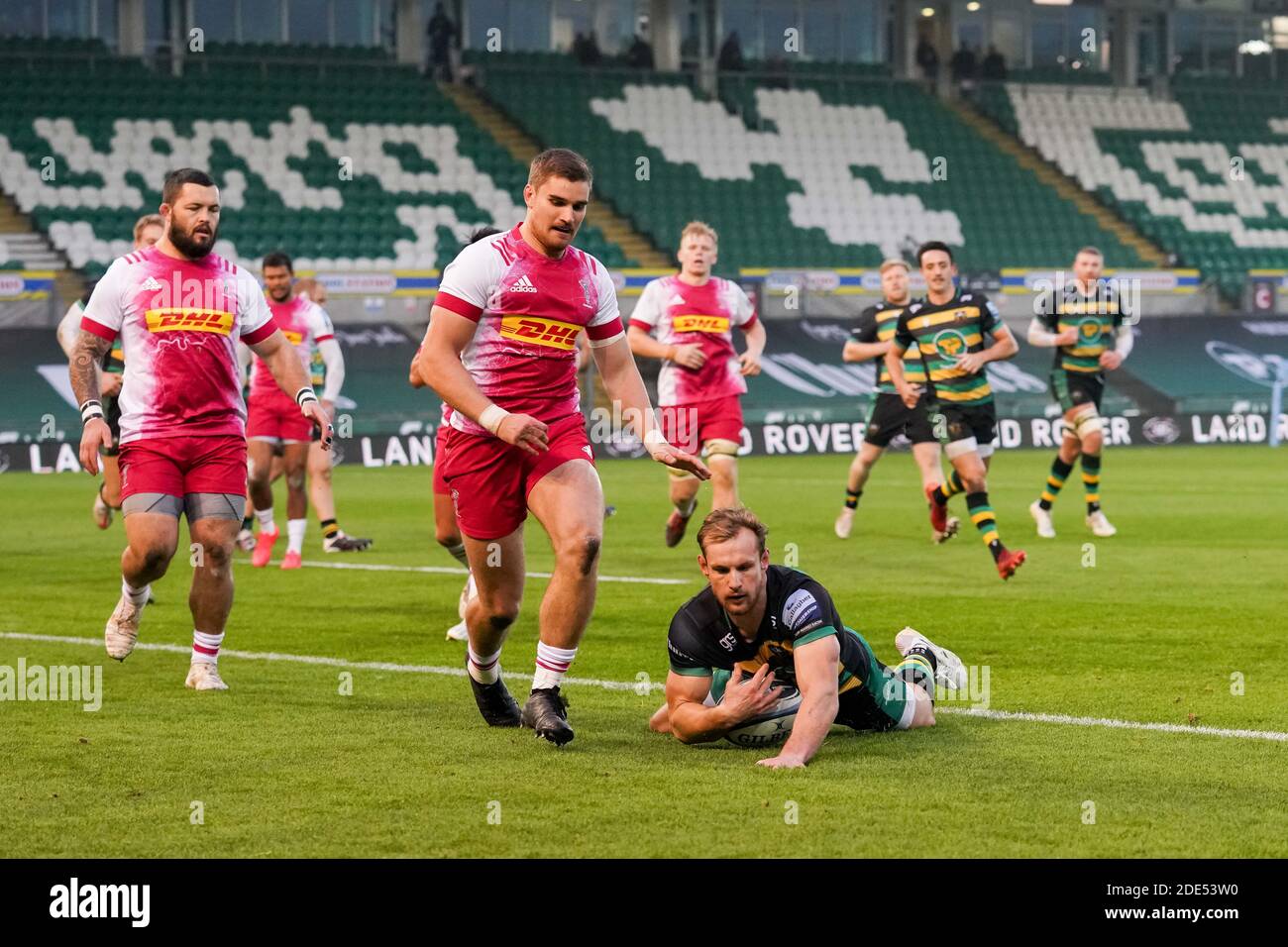 Rory Hutchinson #23 of Northampton Saints goes over for a try Stock ...