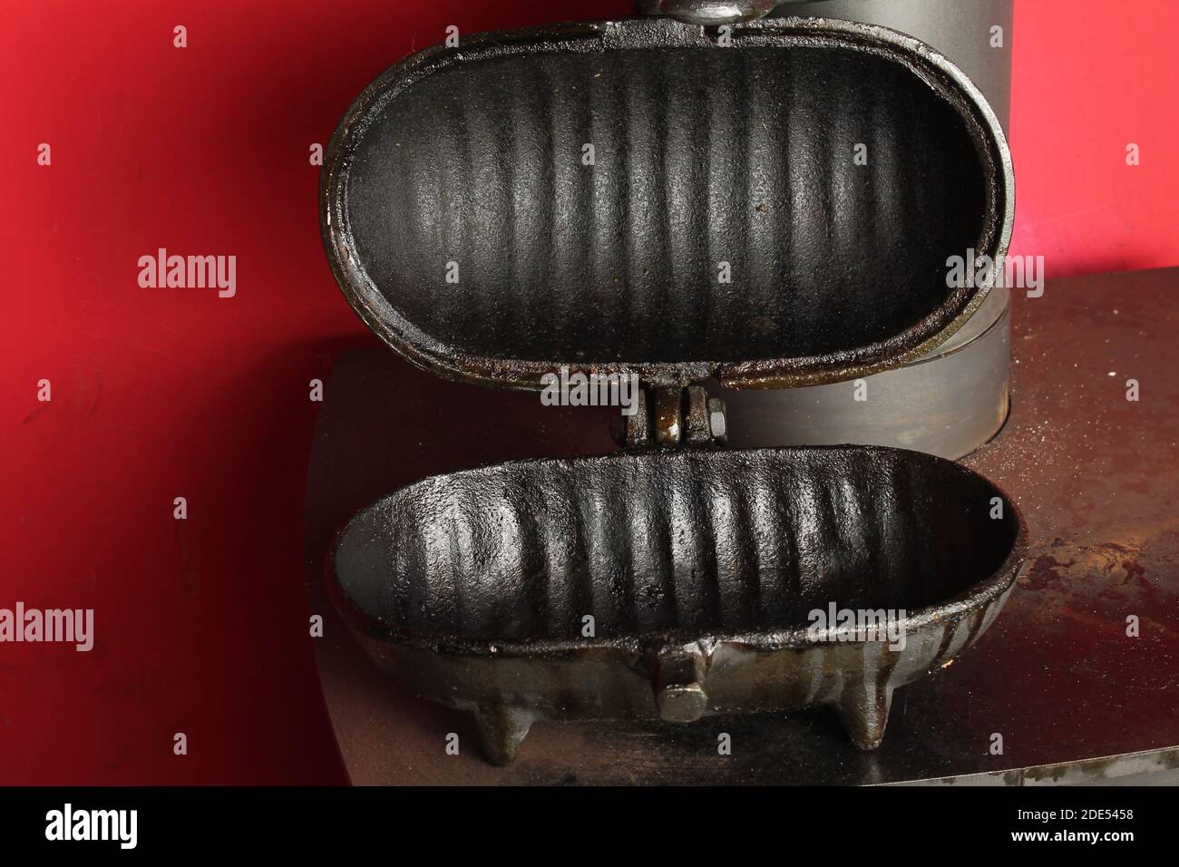 Stove top cast iron potato baker open view Stock Photo Alamy