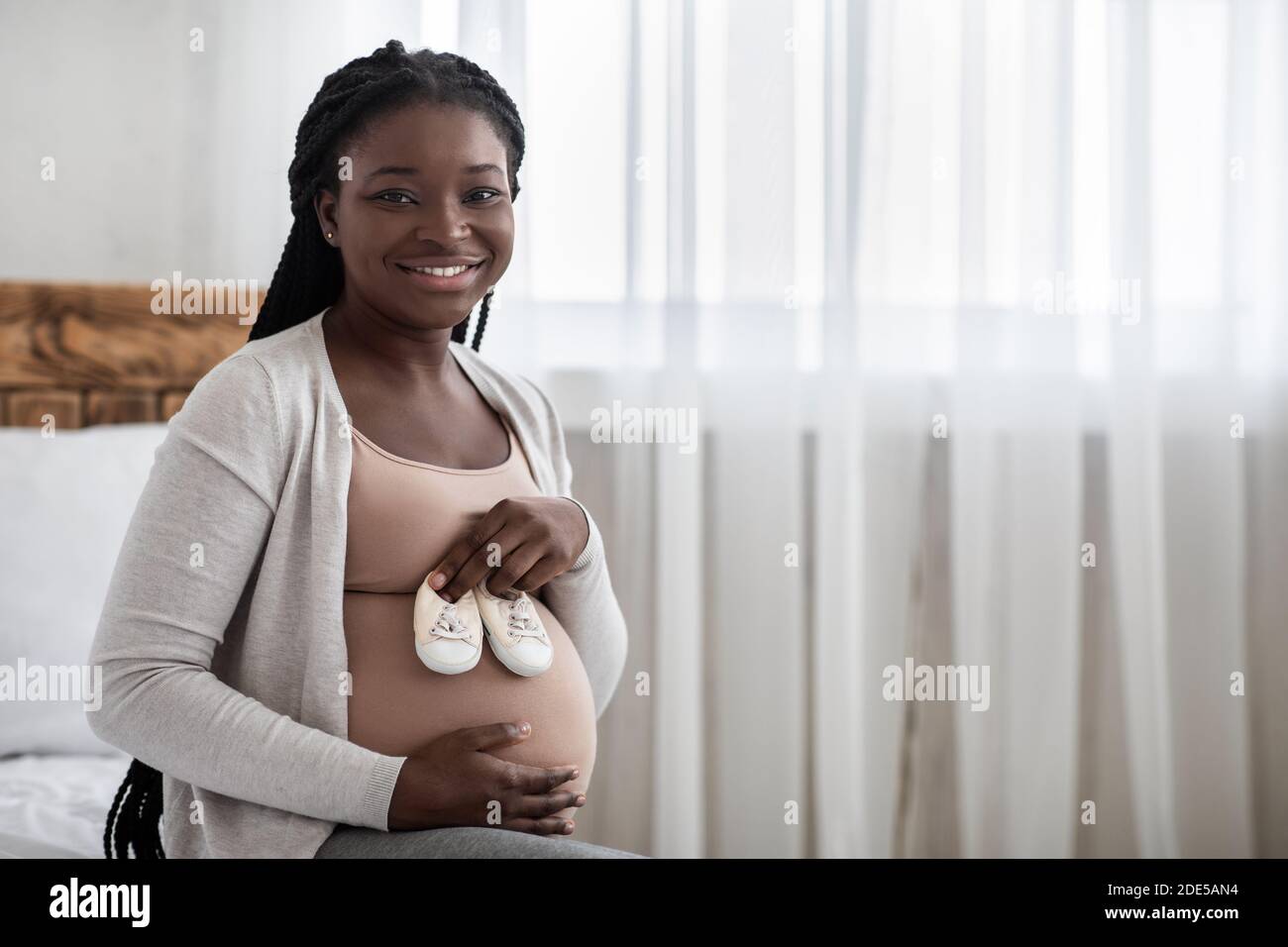 Pregnant black woman holding belly hi-res stock photography and images ...