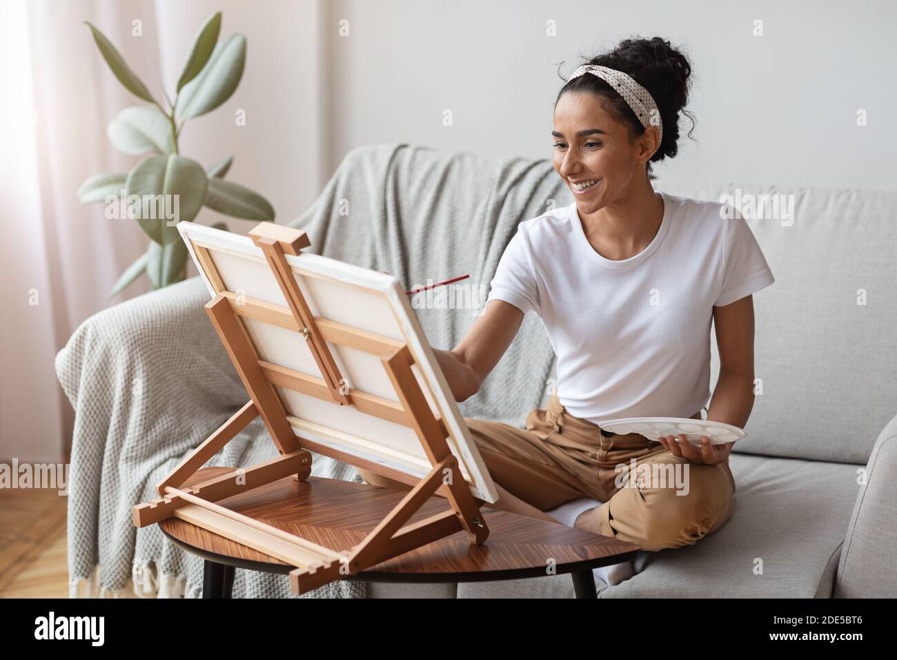 Woman drawing artist easel hi-res stock photography and images - Alamy