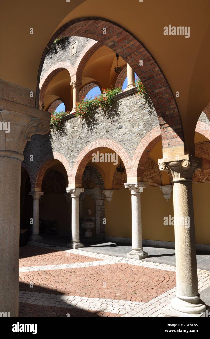 Courtyard renaissance building with arcades and arches Stock Photo - Alamy