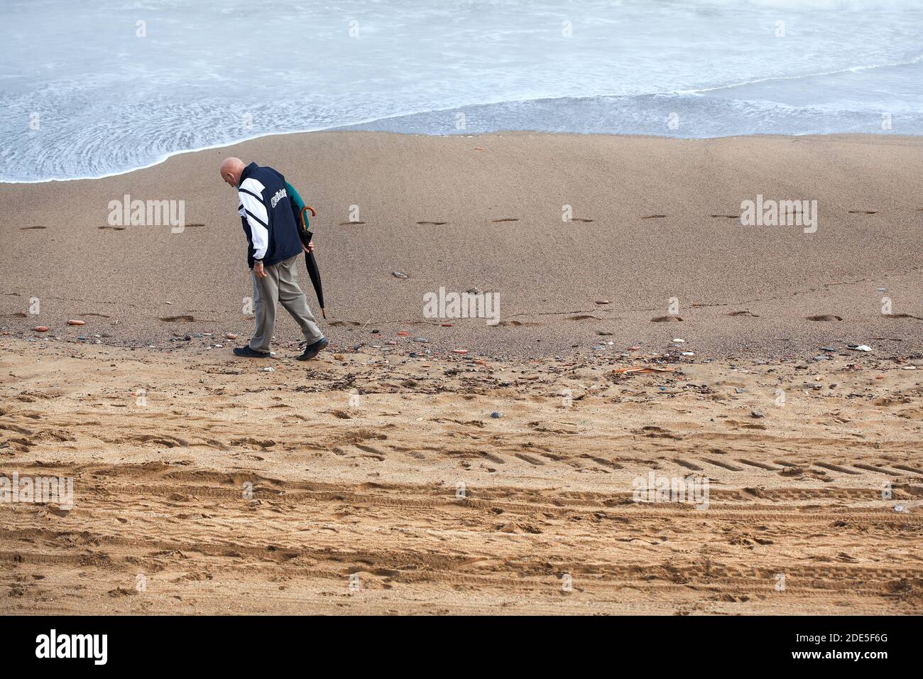 Old man walking on beach hi-res stock photography and images - Alamy