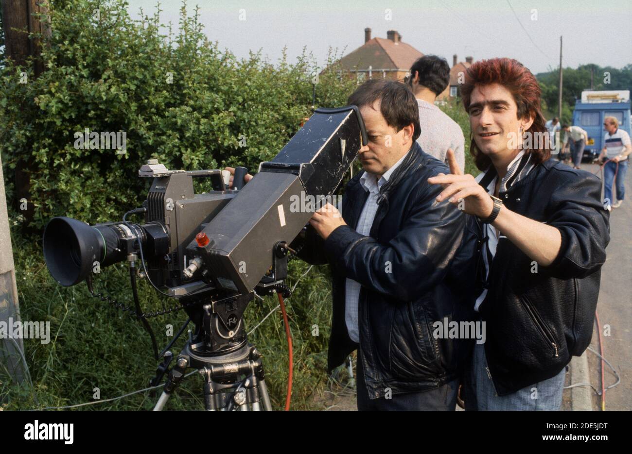 Gary Holton(right) & Tim Healy with exterior tv camera; Original cast of the ATV production of  Auf Wiedersehen Pet photographed at a Nottinghamshire location July 1986 Stock Photo