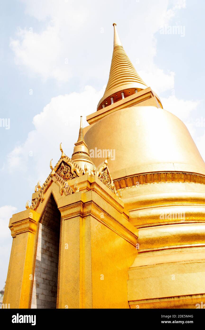The Phra Si Rattana Chedi is a traditional stupa covered with gold mosaic tiles in the Grand Palace complex, Bangkok, Thailand Stock Photo