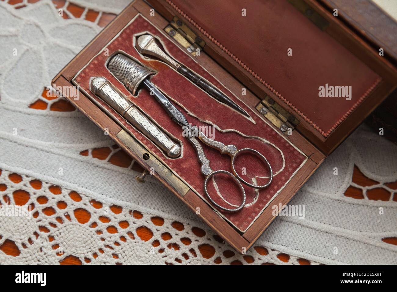 Vintage sewing kit hi-res stock photography and images - Alamy