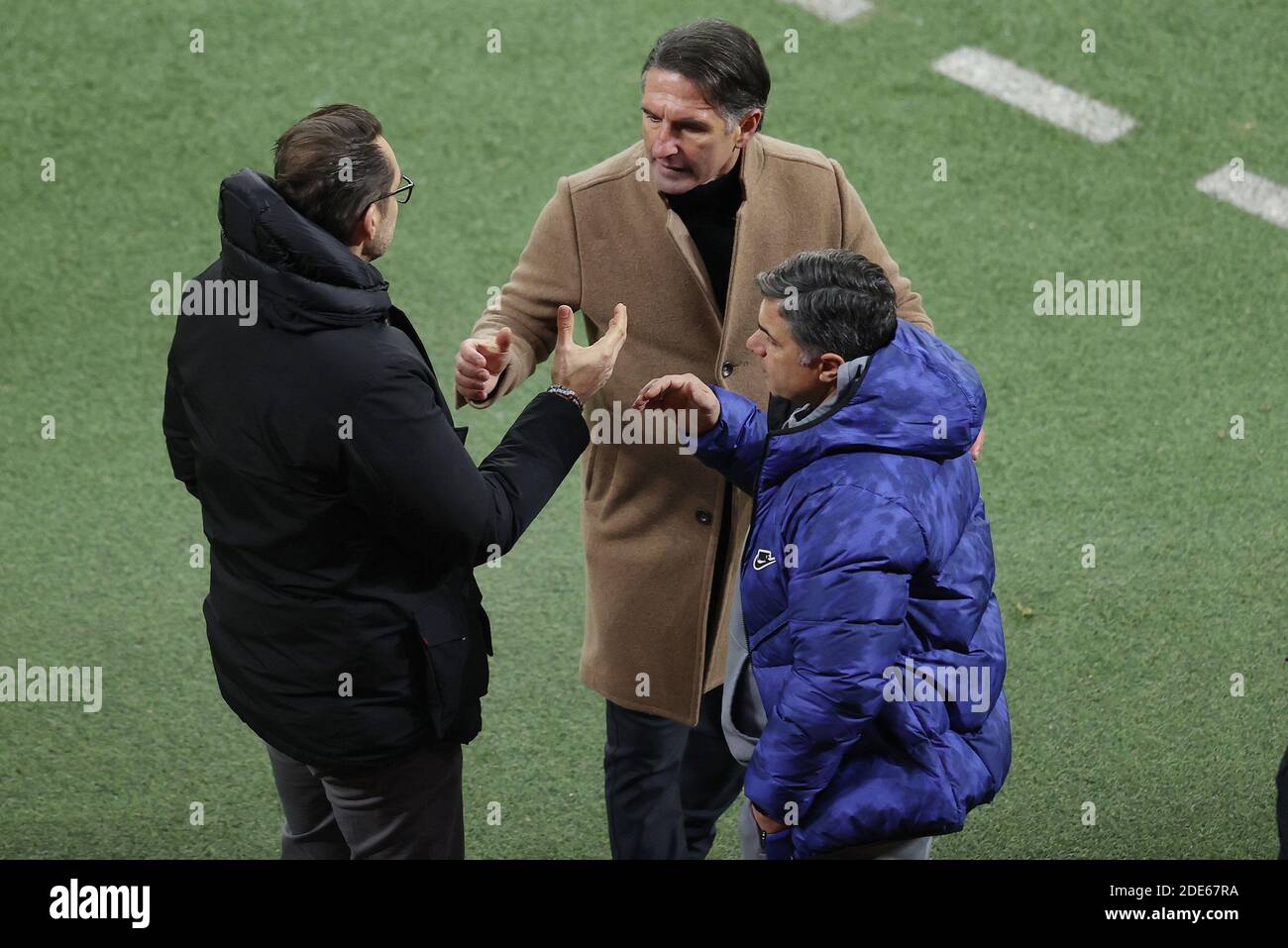 Leverkusen, Deutschland. 29th Nov, 2020. firo: 29.11.2020 Fuvuball: Soccer: 1st Bundesliga season 2020/21 Bayer Leverkusen - HERTHA BSC BERLIN 0: 0 Manager Michael Preetz with Bruno Labbadia and co-coach Erdinc 'Eddy' Sv? zer, jubilation | usage worldwide Credit: dpa/Alamy Live News Stock Photo