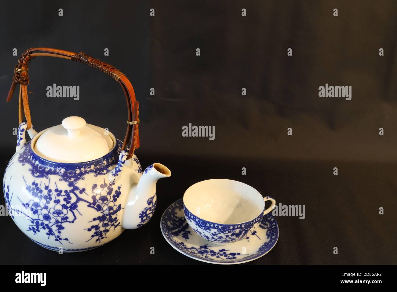 chinese tea pot and cup Stock Photo Alamy