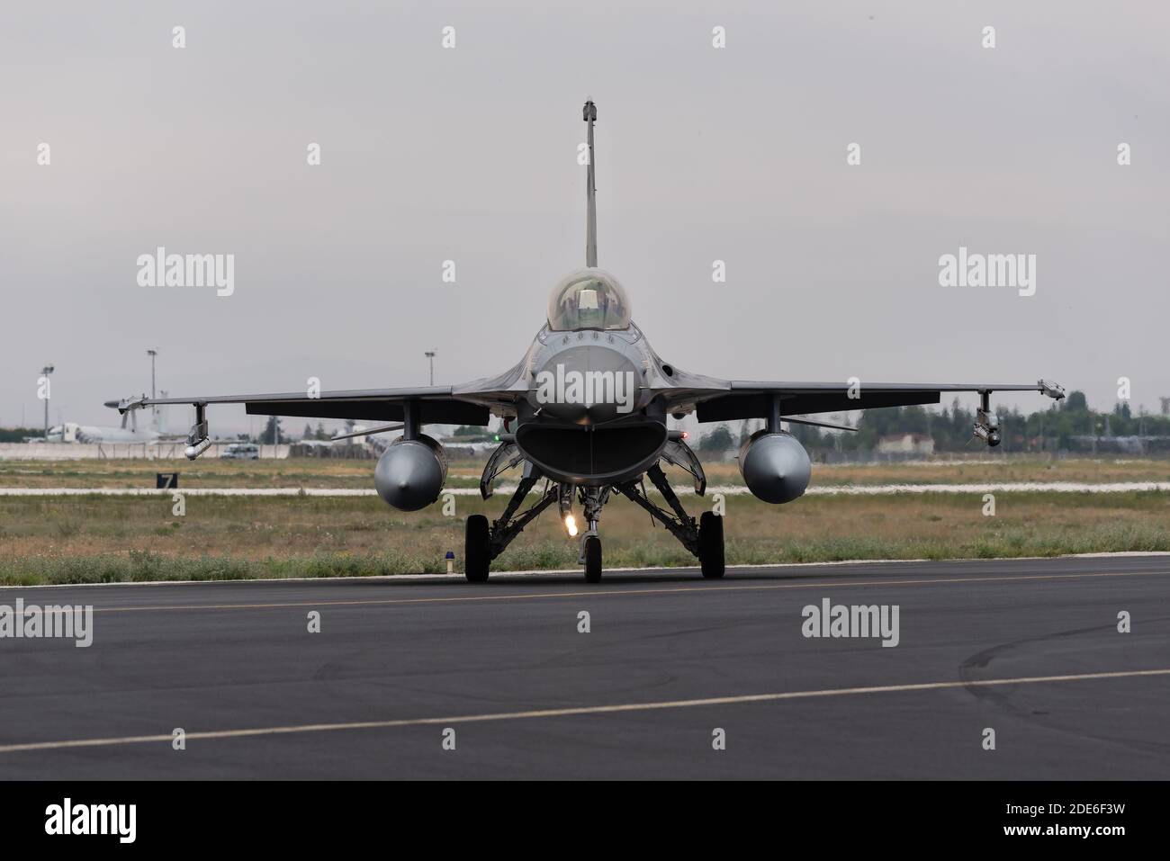 Side view f 16 falcon jet hi-res stock photography and images - Alamy