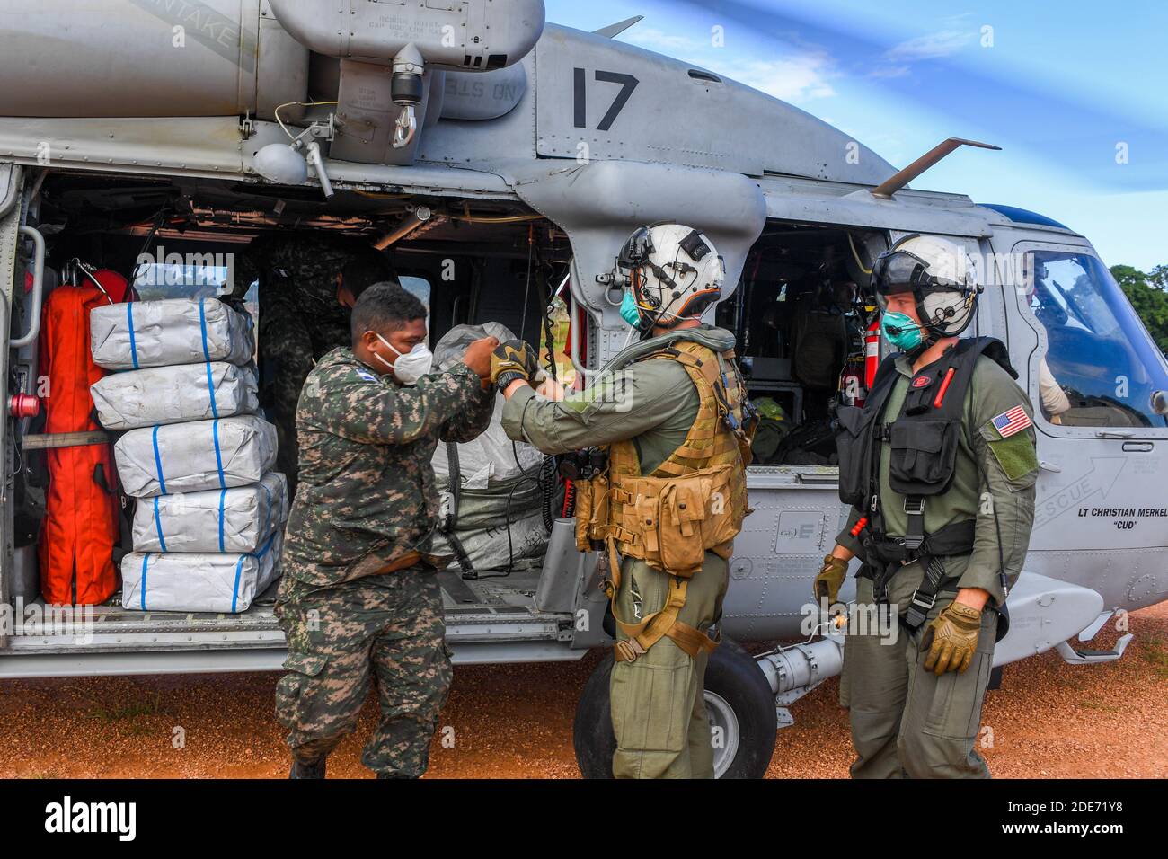 Soto Cano, Honduras. 27th Nov, 2020. U.S. Navy pilots unload humanitarian supplies to an awaiting Honduran soldier from a U.S. Navy Sea Hawk helicopter to assist in the aftermath of Hurricane Iota November 27, 2020 in Soto Cano, Honduras. Back to back hurricanes Eta and Iota swept through Central America destroying large sections of the coast and flooding roads. Credit: MCS Juel Foster/US Navy/Alamy Live News Stock Photo