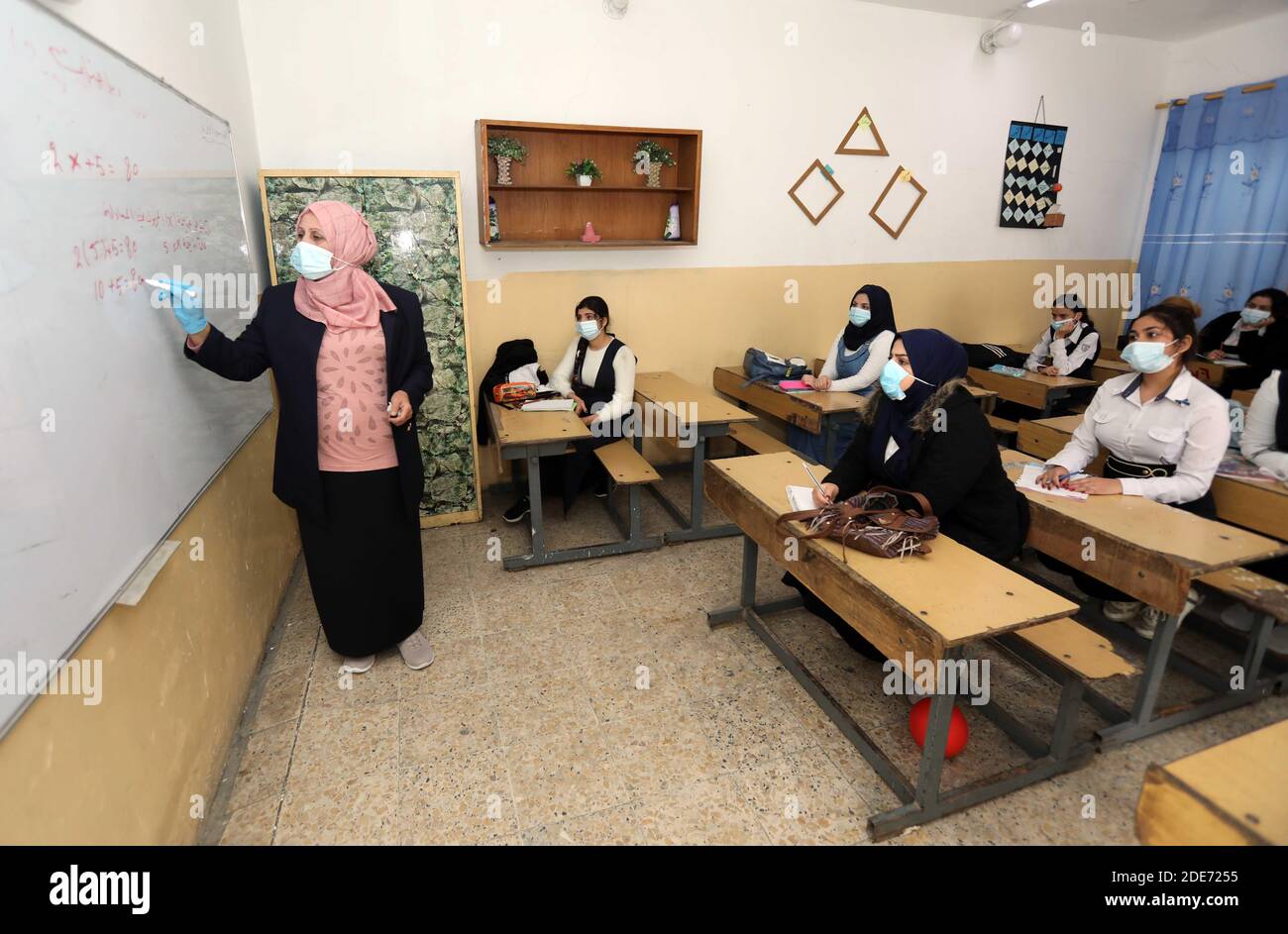 Baghdad. 29th Nov, 2020. Students attend a lecture at a school in Baghdad, Iraq, on Nov. 29, 2020. The Iraqi Health Ministry reported on Sunday 1,614 new COVID-19 cases, bringing the nationwide infections to 550,435. New school year has started across Iraq on Nov. 29. Credit: Xinhua/Alamy Live News Stock Photo