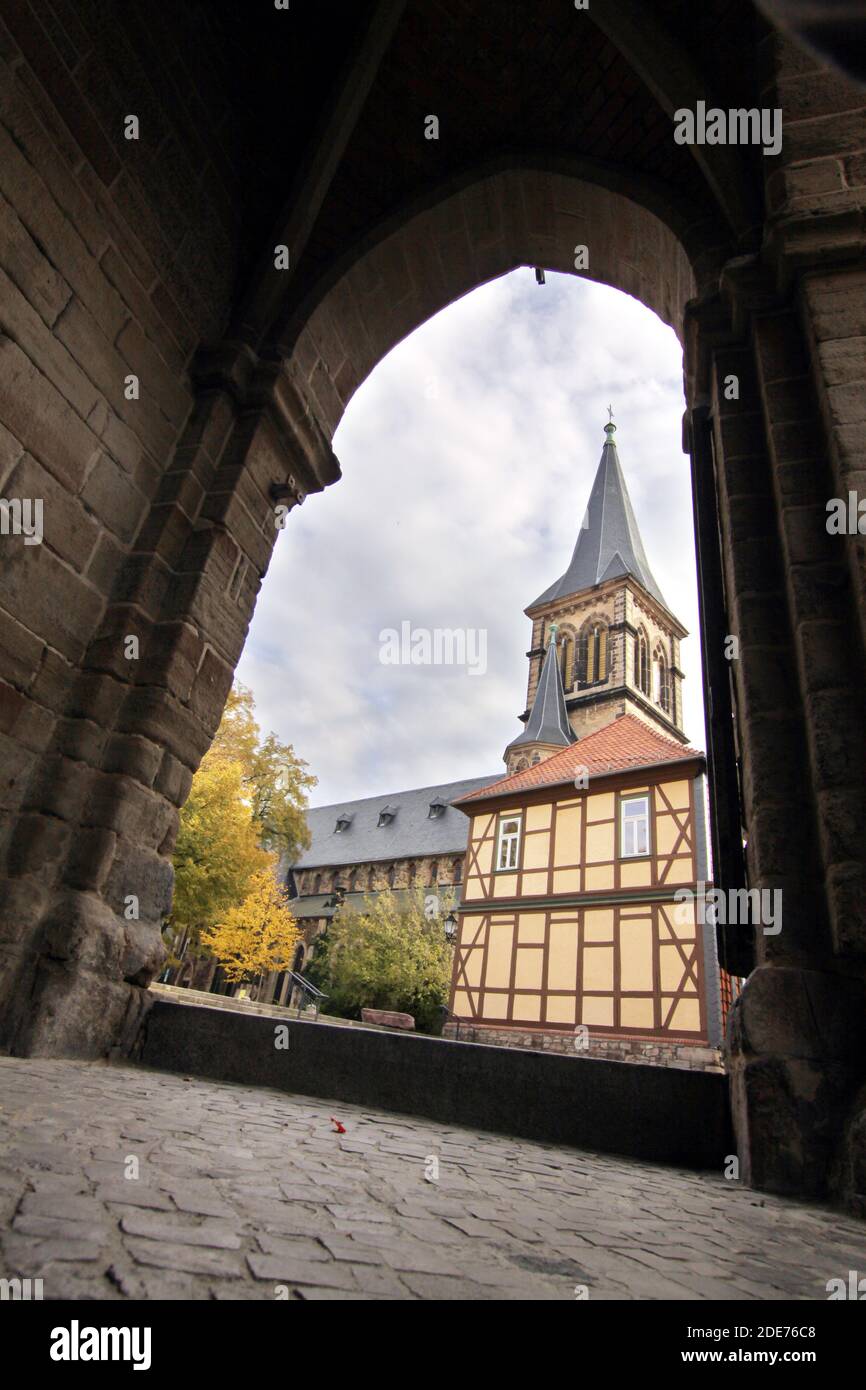 Blick durch einen Torbogen auf die Sylvestrikirche Stock Photo