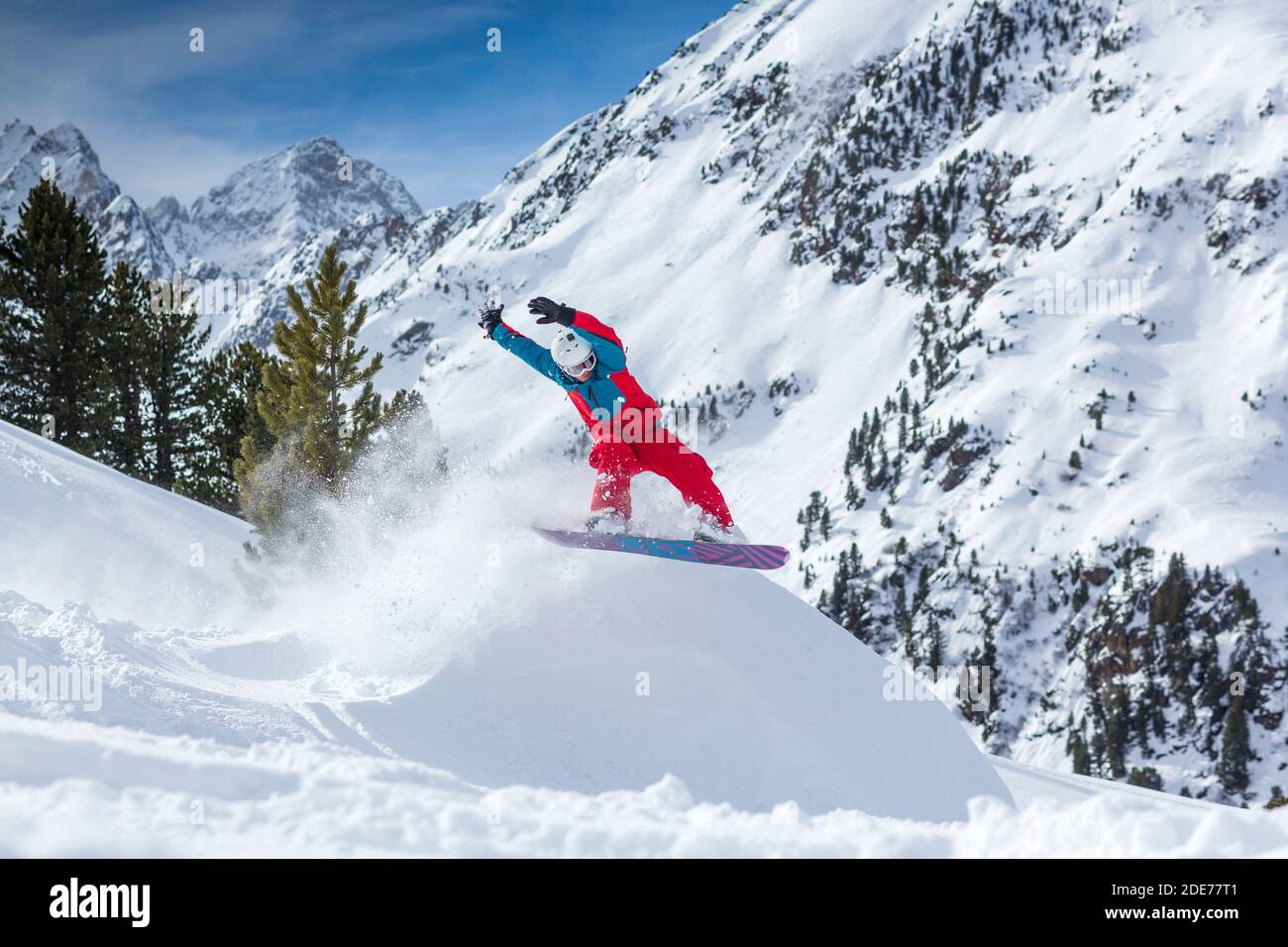 Österreich, Stubaier Alpen, Sellrain, Kühtai, Snowboarder beim Sprung abseits der Piste Stock Photo