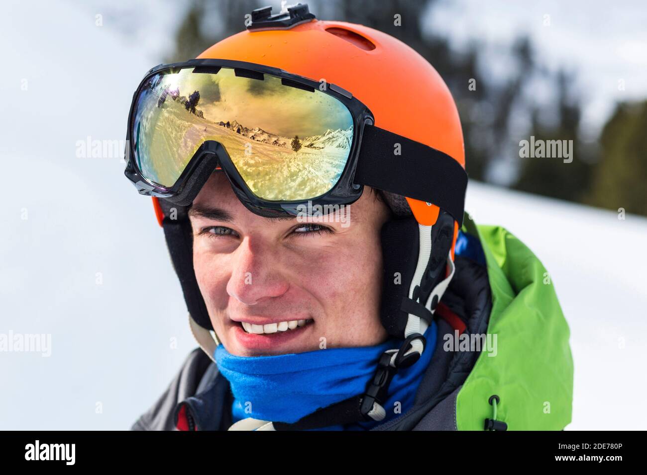 Österreich, Stubaier Alpen, Sellrain, Kühtai, Snowboarder mit Spiegelung in der Skibrille Stock Photo