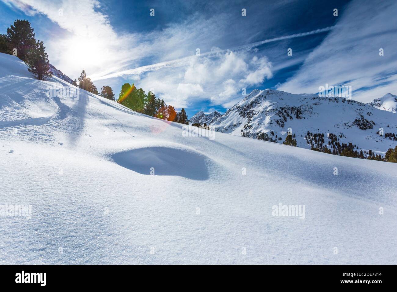 Österreich, Stubaier Alpen, Sellrain, Kühtai, Pulverschnee mit Abfahrtsspur im freien Gelände Stock Photo