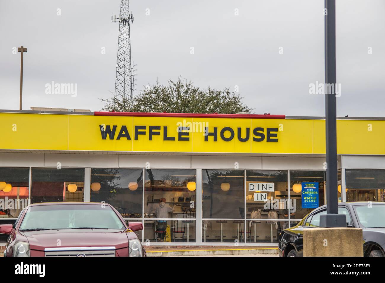 Augusta, Ga USA 11 29 20 Waffle House restaurant and cars with people inside Stock Photo Alamy