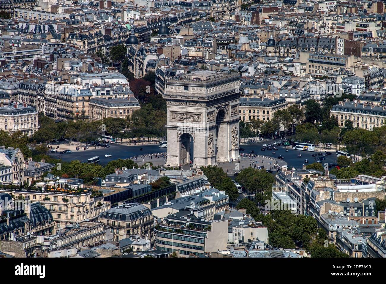 荻原美里さん View from the Ark de Triomphe 荻原美里さん View from the Ark de Triomphe View underneath