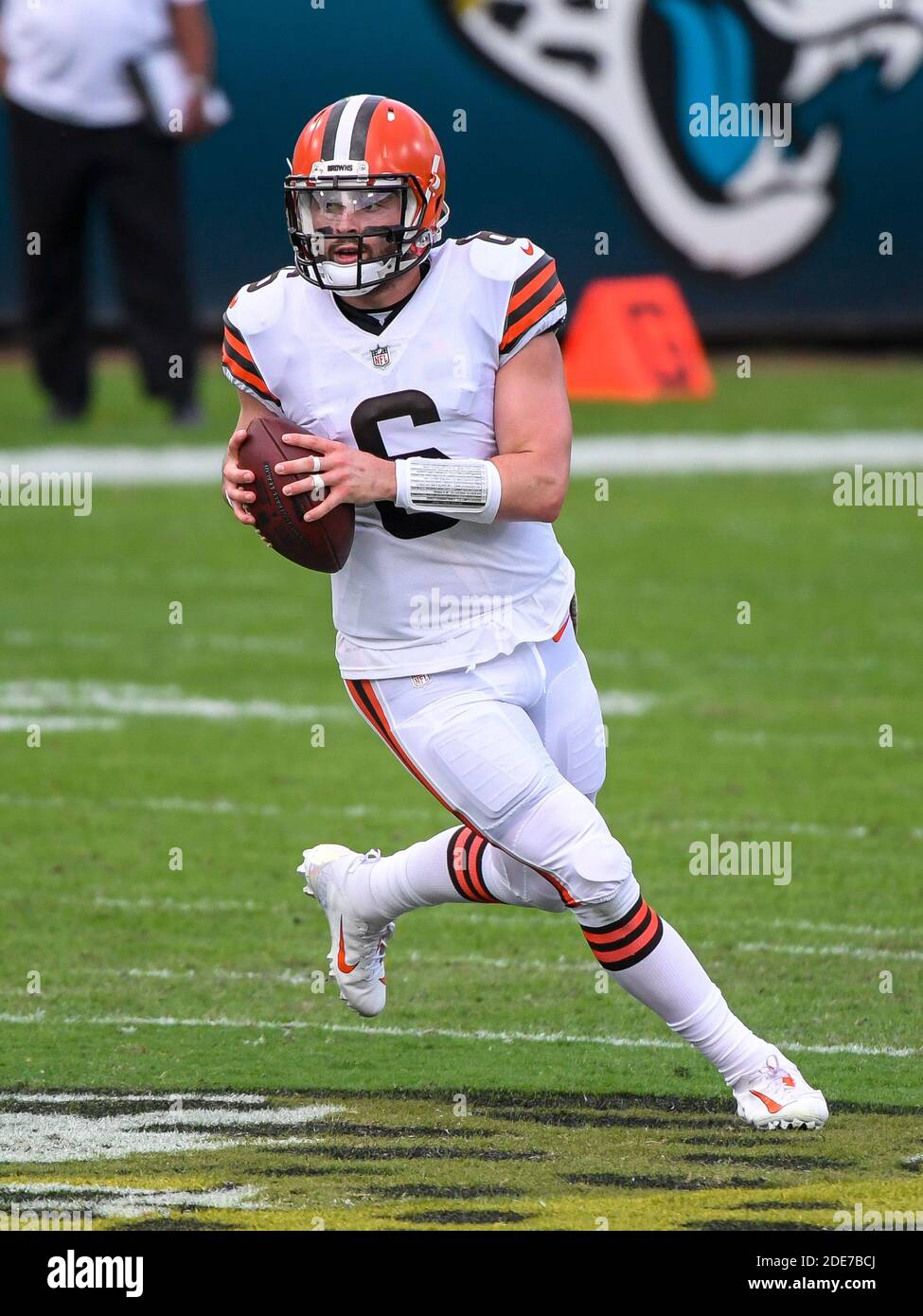 Jacksonville, FL, USA. 29th Nov, 2020. Jacksonville Jaguars kicker Aldrick  Rosas (7) brought in from the practice squad warms up before 1st half NFL  football game between the Cleveland Browns and the