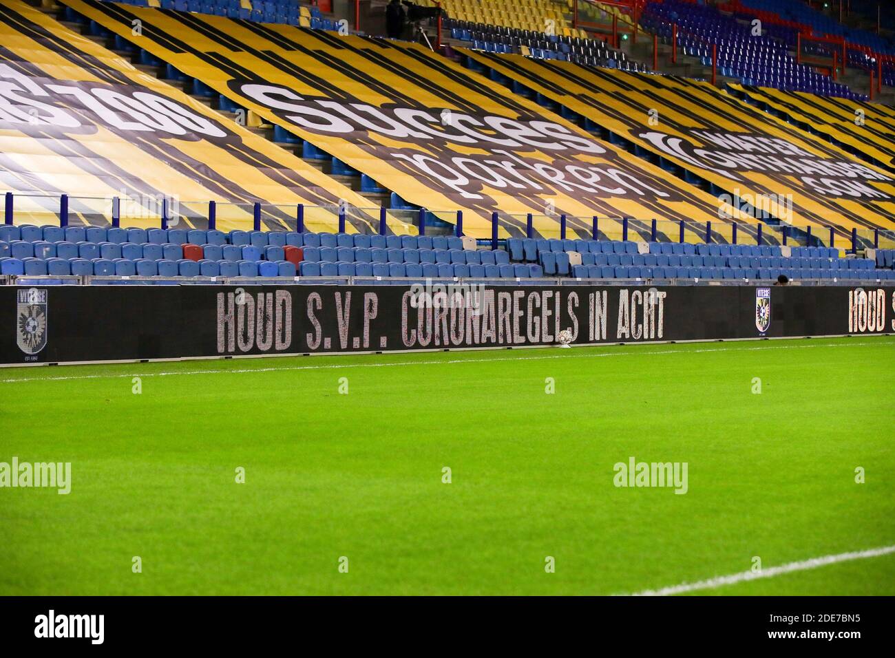 ARNHEM, NETHERLANDS - NOVEMBER 29: houd s.v.p. coronaregels in acht; Succesparken, Waterontharder.com; during the Dutch Eredivisie match between Vites Stock Photo