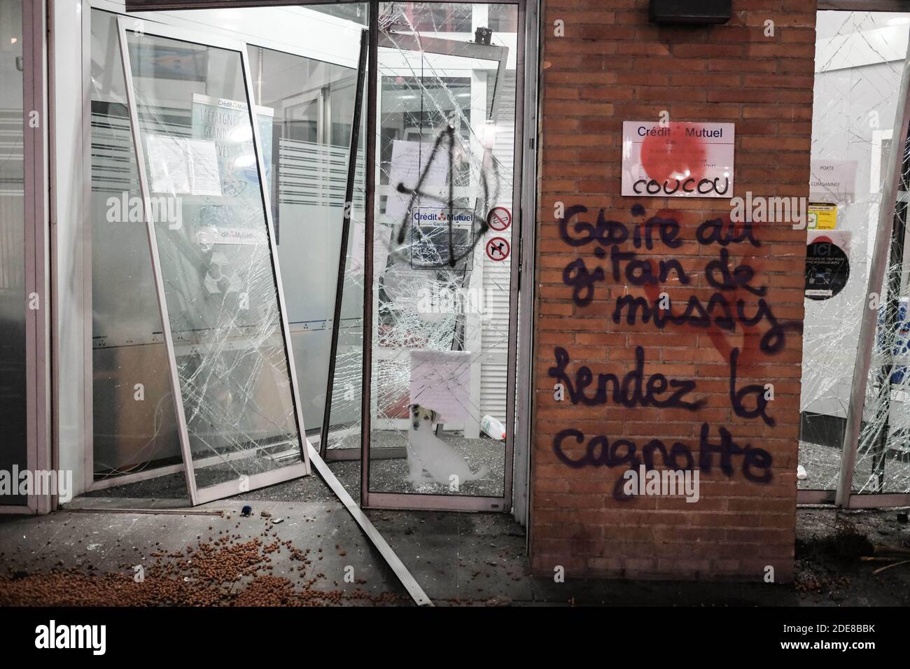 Devastated bank office, and tagged wall "Gloire au gitan de Massy - Rendez  la cagnotte" (Glory to the gypsy of Massy - Make the pot back), allusion to  Christophe Dettinger. The Gilets