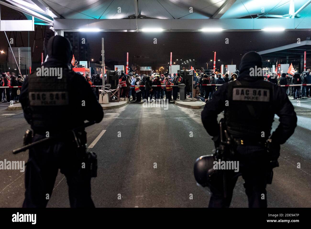 A few hundred CGT and Yellow Vests (Gilets Jaunes) demonstrators blocked  the main entrances to Rungis Market on the night of February 4 to 5, 2019,  as part of the national strike
