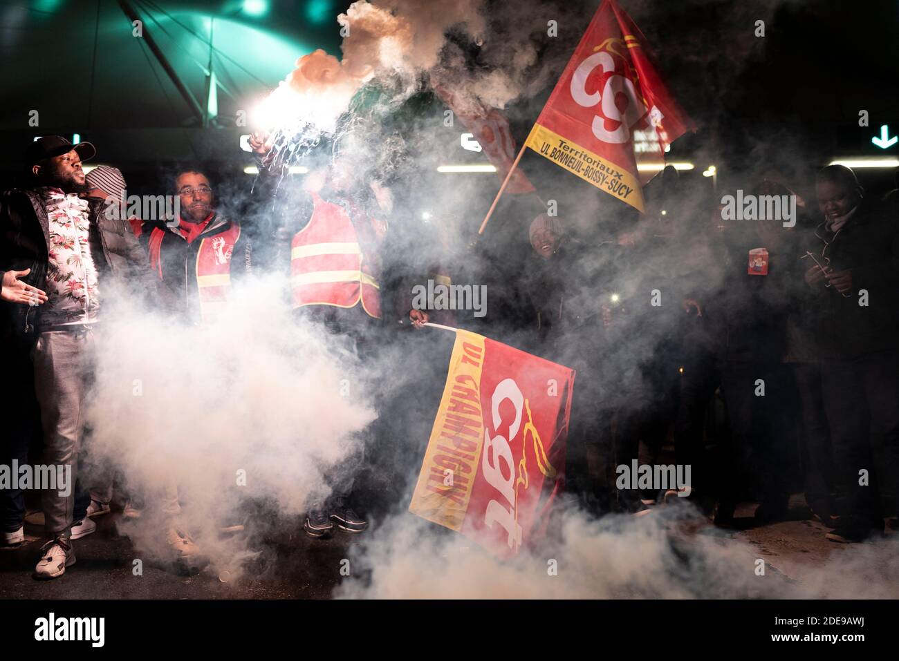 A few hundred CGT and Yellow Vests (Gilets Jaunes) demonstrators blocked  the main entrances to Rungis Market on the night of February 4 to 5, 2019,  as part of the national strike