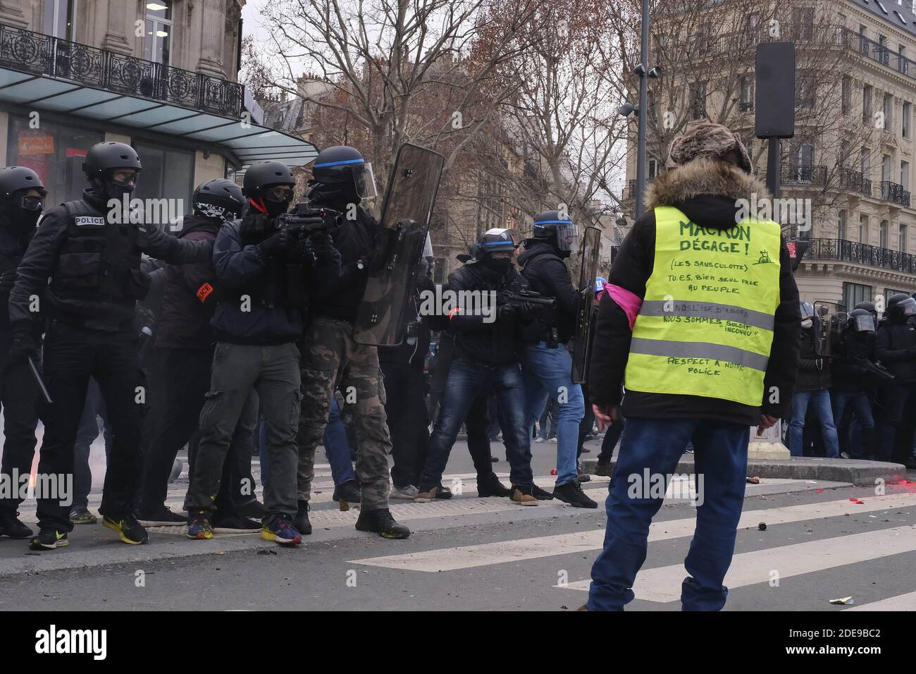 Lanceur De Balles De Defense High Resolution Stock Photography And Images Alamy