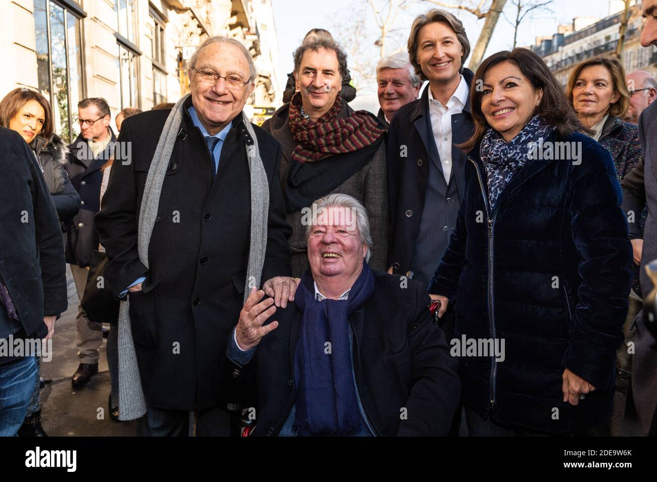 Anne Hidalgo (R.), Mayor of Paris, unveils a wall fresco from a artwork of artist Jean-Jacques Sempe (C. sitting) in presence of the artist, Jacques Aidenbaum (L.), Mayor of the 3rd District, Jean Jacques Decaux, chairman of JC Decaux, François Morel (C. standing) actor and director and Jean Marie Havan artist who painted the wall, at the crossing of Boulevard des Filles du Calvaire and Rue Froissard, 3rd District of Paris, France, Febuary 16th, 2019. Photo by Daniel Derajinski/ABACAPRESS.COM Stock Photo
