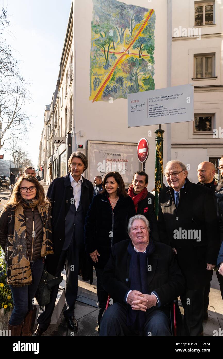 Anne Hidalgo (C.), Mayor of Paris, unveils a wall fresco from a artwork of artist Jean-Jacques Sempe (C. sitting) in presence of the artist, Jacques Aidenbaum (R.), Mayor of the 3rd District, Jean Jacques Decaux (L.), chairman of JC Decaux and director and Jean Marie Havan (C. Standing) artist who painted the wall, at the crossing of Boulevard des Filles du Calvaire and Rue Froissard, 3rd District of Paris, France, Febuary 16th, 2019. Photo by Daniel Derajinski/ABACAPRESS.COM Stock Photo