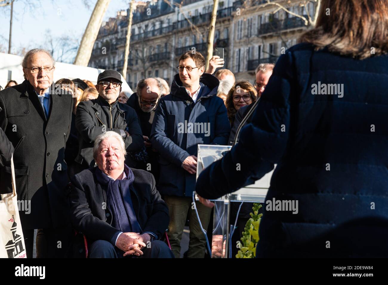 Jean-Jacques Sempe(sitting), artist, as Anne Hidalgo (R.), Mayor of Paris, unveils a wall fresco from one of his artwork in presence of Jacques Aidenbaum (L.), Mayor of the 3rd District, Jean Jacques Decaux, chairman of JC Decaux, François Morel actor and director and Jean Marie Havan artist who painted the wall, at the crossing of Boulevard des Filles du Calvaire and Rue Froissard, 3rd District of Paris, France, Febuary 16th, 2019. Photo by Daniel Derajinski/ABACAPRESS.COM Stock Photo