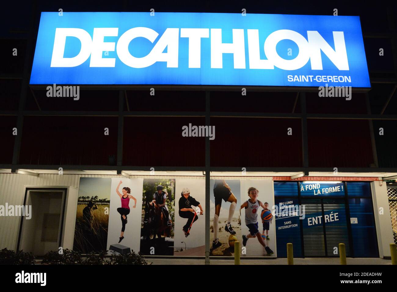 Oct 18, 2019 Emeryville / CA / USA - Close up of Decathlon logo on the  facade of Decathlon Sporting Goods flagship store, the first open in the  San Fr Stock Photo - Alamy