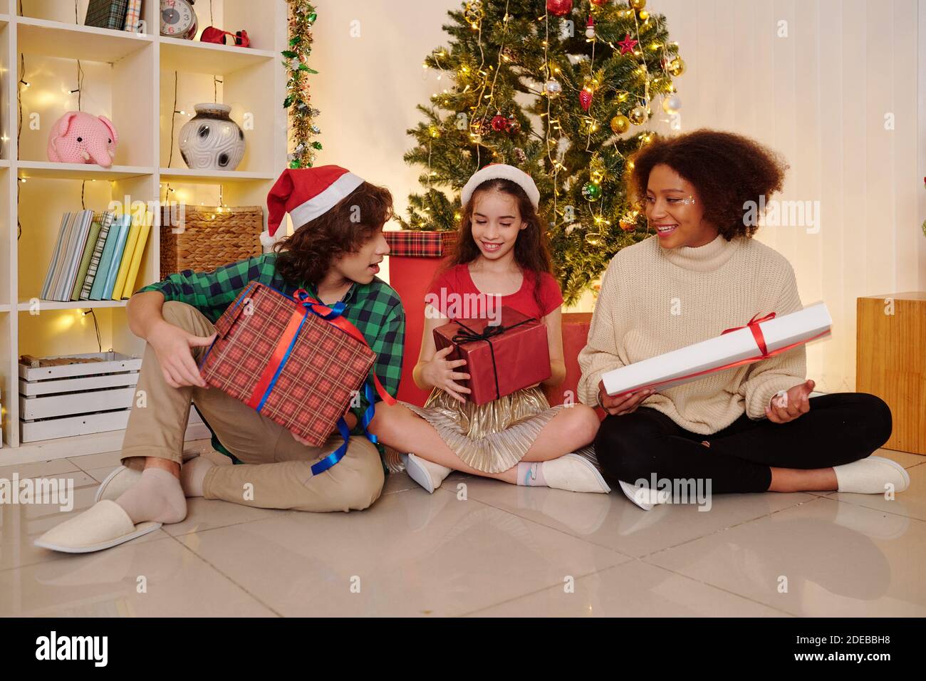 Kids opening Christmas presents Stock Photo Alamy