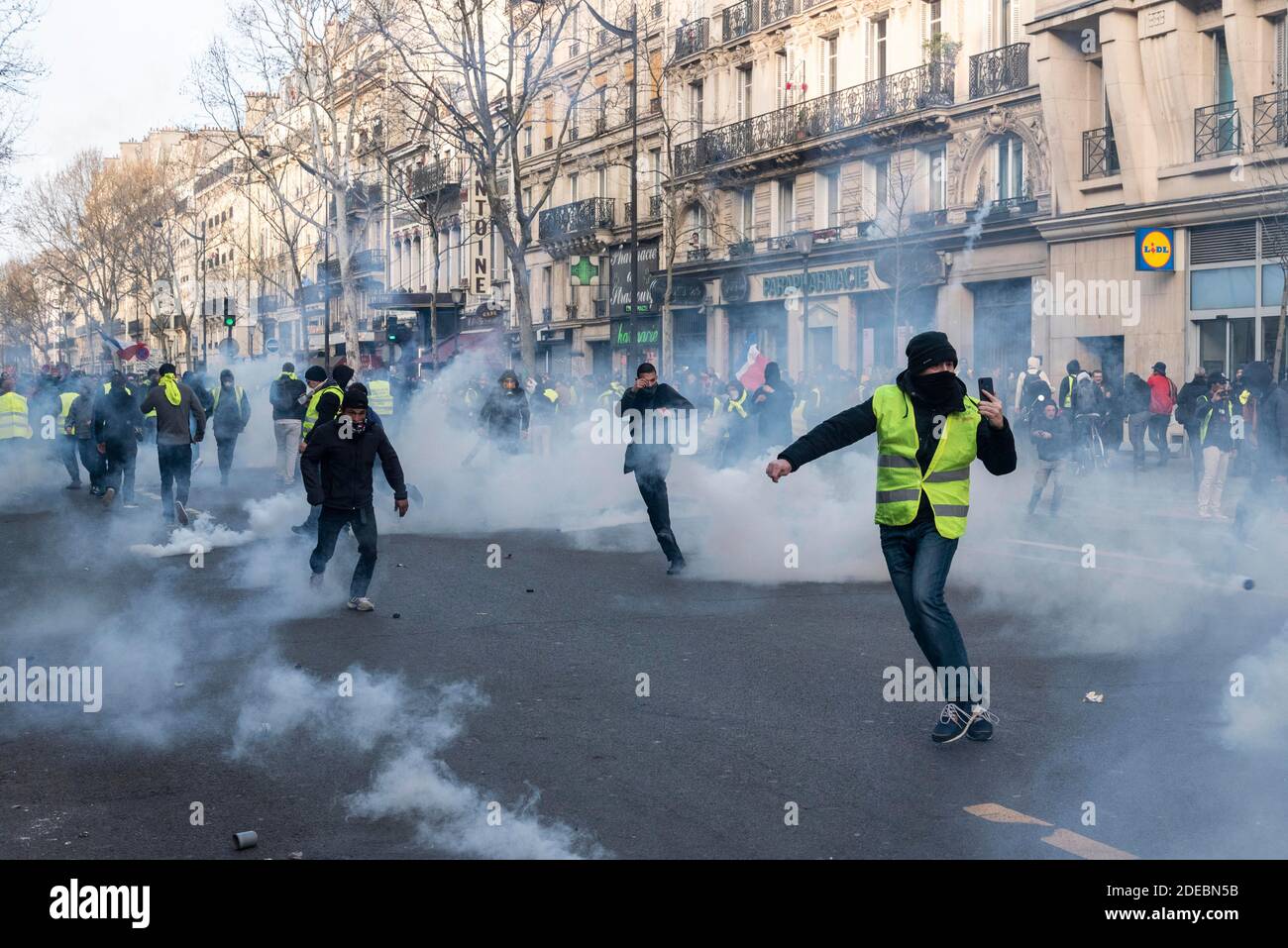 Several thousand people took part in act 19 of the Yellow Jackets (Gilets  Jaunes) mobilization in Paris. A week after the violent clashes on the  Champs-Elysées, the avenue was banned from demonstration