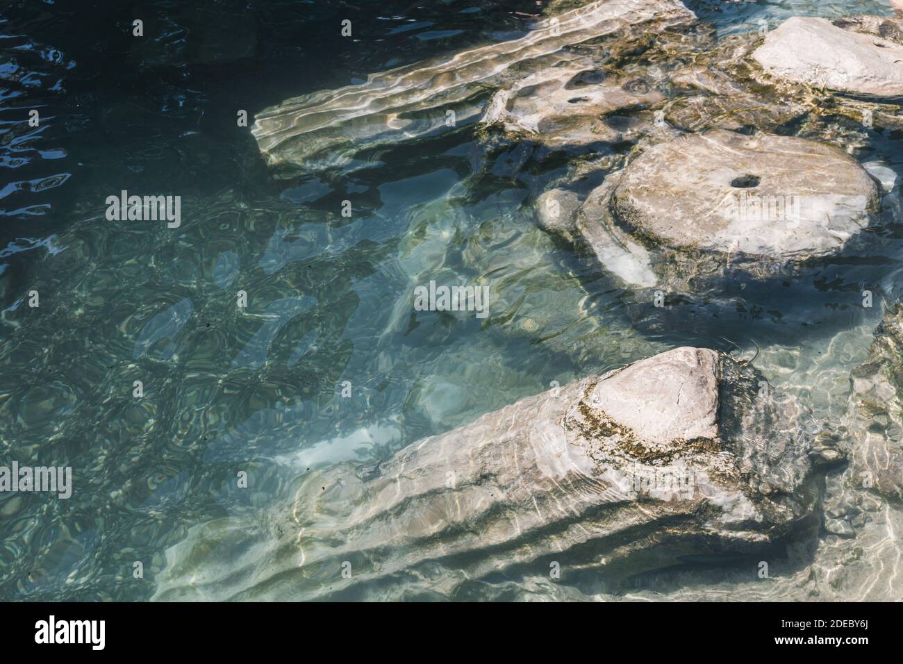 Historical Cleopatra pool and ancient ruins in the Hierapolis Ancient City. Pamukkale (Cotton castle), Denizli, Turkey. Stock Photo