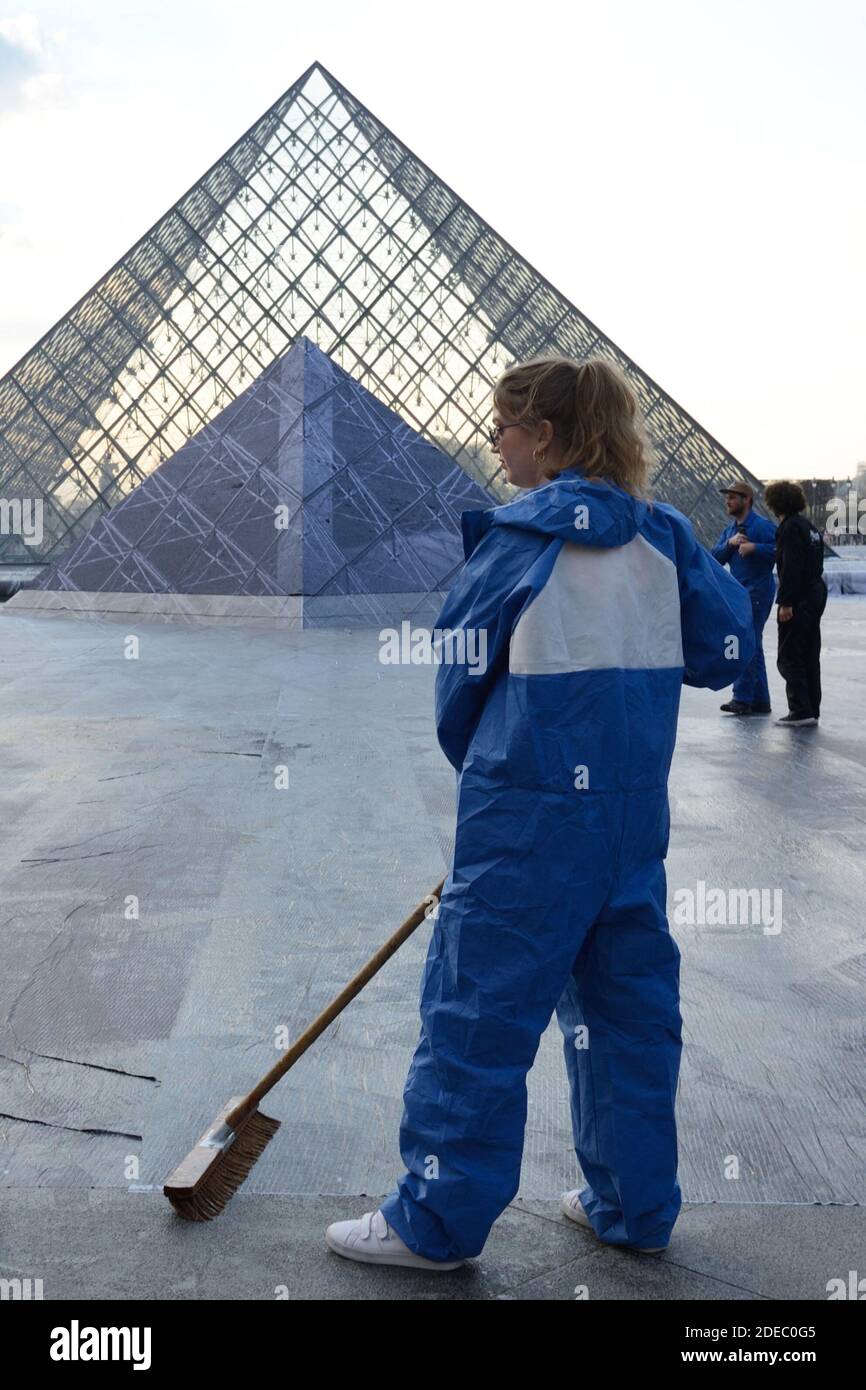 Preparations of the installation of French contemporary artist and ...