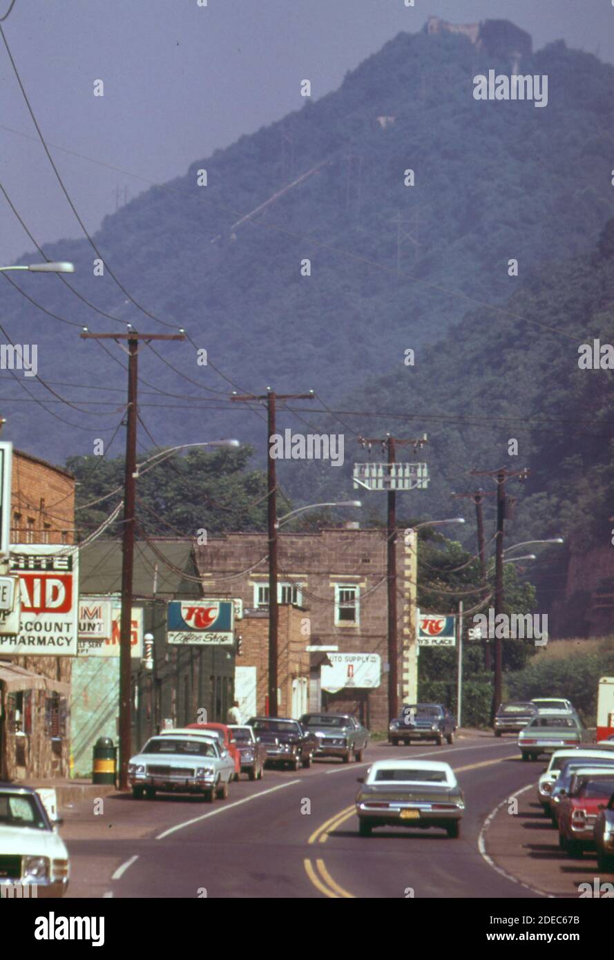 1970s Photo (1973) Dupont Avenue in downtown West Belle West Virginia