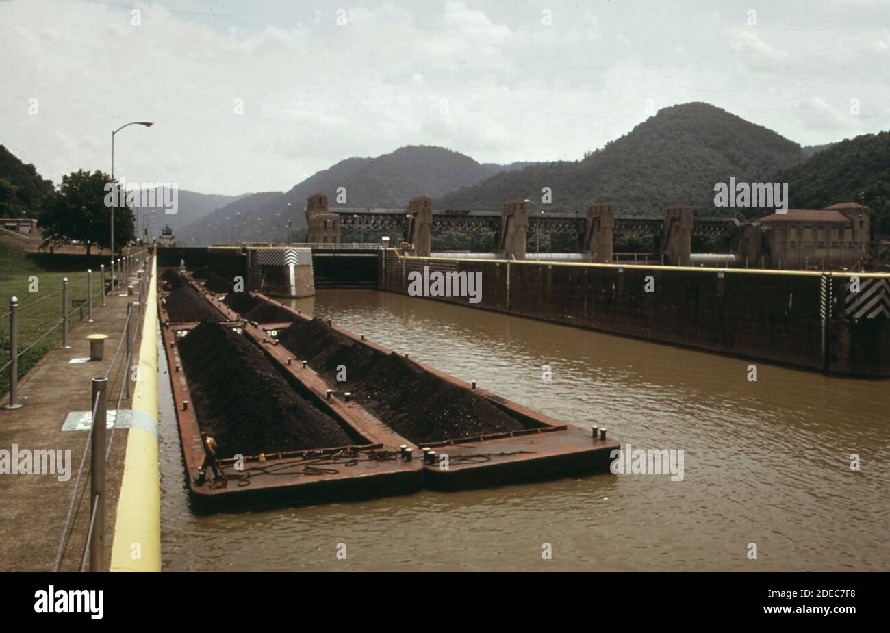 1970s Photo (1973) -  A Coalburg tug and eight coal barges go downstream through the london locks; one of three lock systems on the Kanawha River Stock Photo