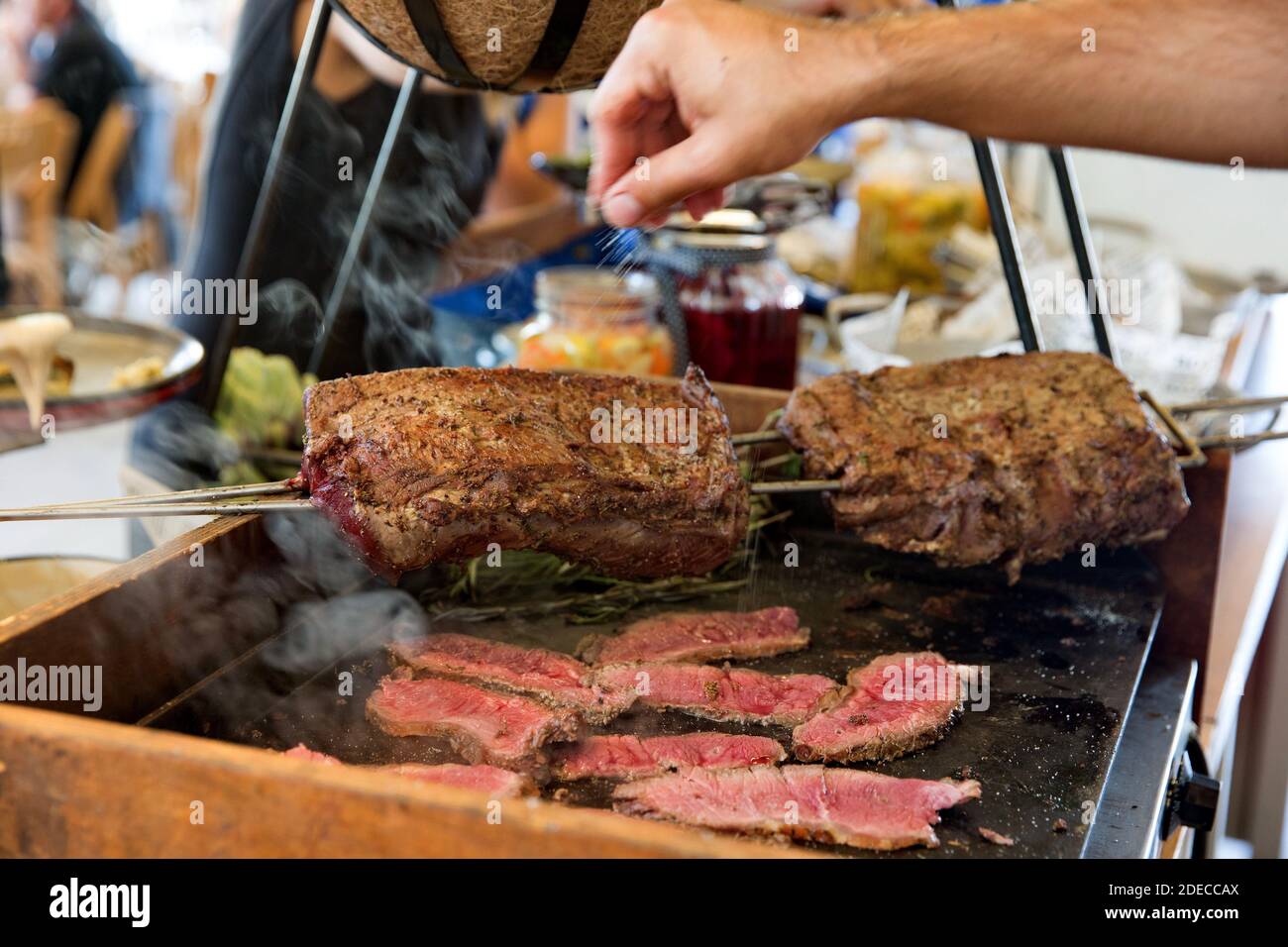 Preparing and serving Roast Beef at a buffet table Stock Photo - Alamy