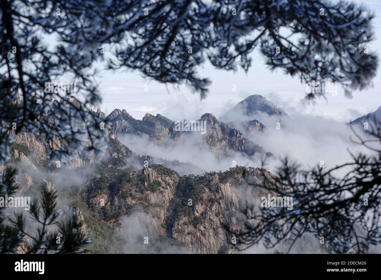 Huangshan, Huangshan, China. 29th Nov, 2020. Anhui, CHINA-A view of the sea of clouds is seen at Huangshan Mountain scenic Area in Anhui Province, Nov. 29, 2020.On that day, the Yellow Mountain scenic Area in Anhui province cleared after snow, ushering in the first large area of the sea of clouds beauty this winter, qunfeng in the surging sea of clouds, looming, illusive, magnificent. Credit: SIPA Asia/ZUMA Wire/Alamy Live News Stock Photo