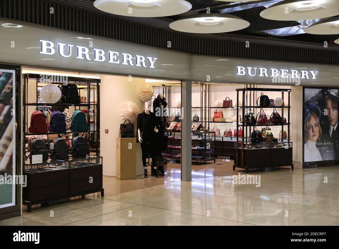 MADRID, SPAIN - DECEMBER 6, 2016: Burberry fashion shop at Madrid Airport  in Spain. It is the 6th busiest airport in Europe, with 50.4 million  passeng Stock Photo - Alamy