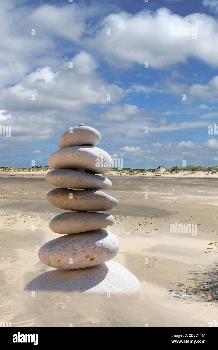 Stone stack beach hi-res stock photography and images - Alamy