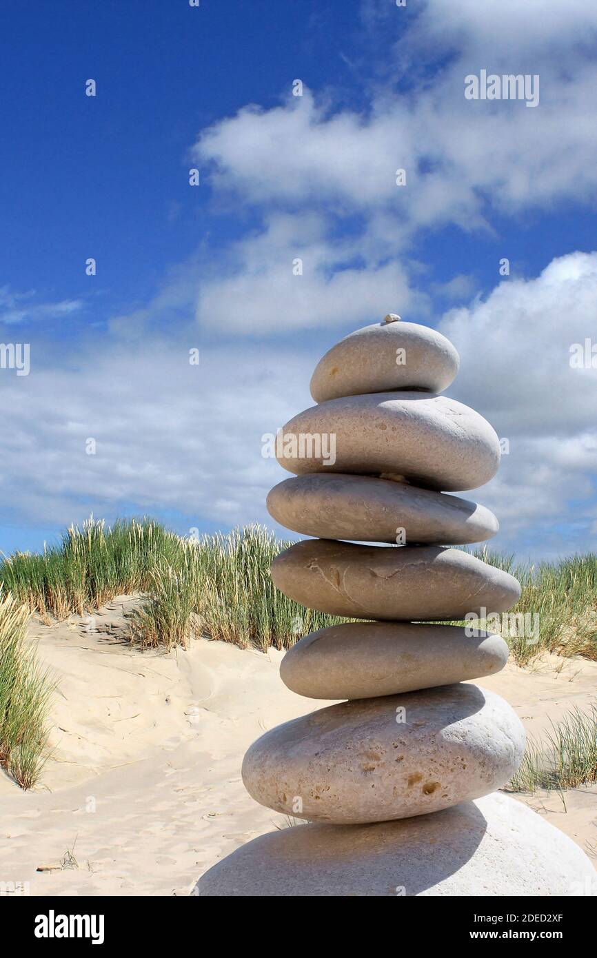 Stone stack beach hi-res stock photography and images - Alamy