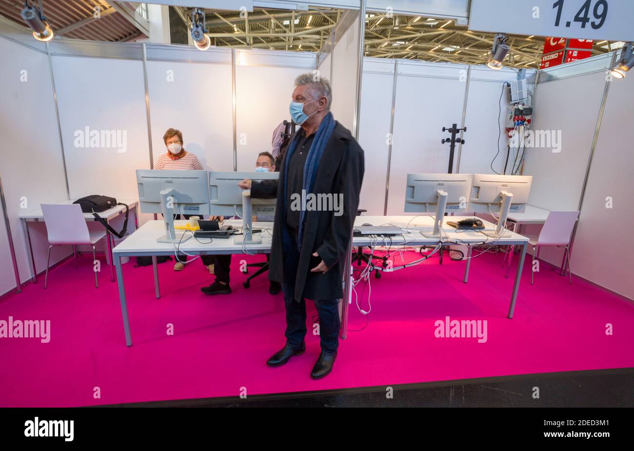 Munich, Germany. 30th Nov, 2020. Dieter Reiter (front), Lord Mayor of Munich, is standing with two employees sitting at one of the workstations in the still empty Contact Tracing Center. The booths have been set up in Hall C2 of Messe Riem. Credit: Peter Kneffel/dpa/Alamy Live News Stock Photo